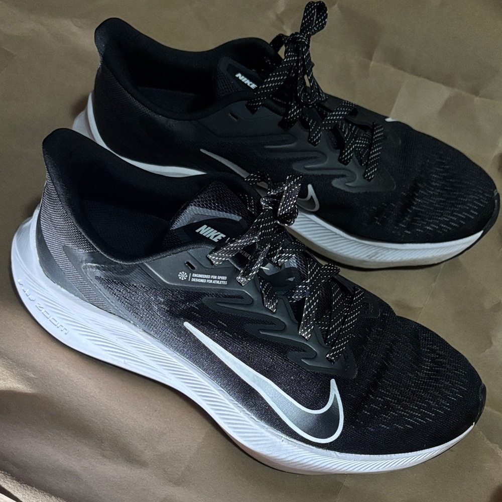 Nike Black and White Running Sneakers with Swoosh air Zoom